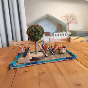 Spieltisch mit Holzbaum, Stiften und Naturmaterialien